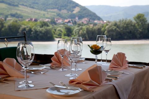 Gedeckter Tisch mit Donaublick_Hotel-Schloss-Duernstei