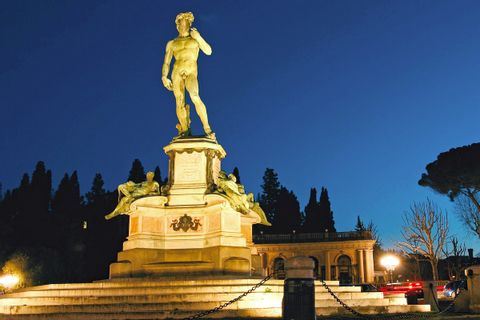 Statue des Davide bei Nacht