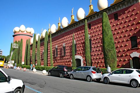 Dali Museum and cars