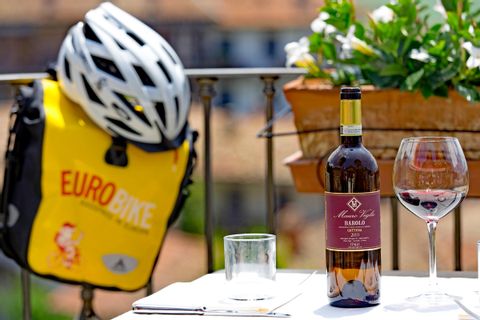 Eurobike panier and helmet next to a table with wine