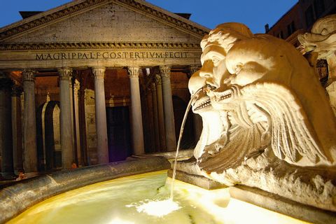 Brunnen vor dem Pantheon auf der Tour Florenz-Rom
