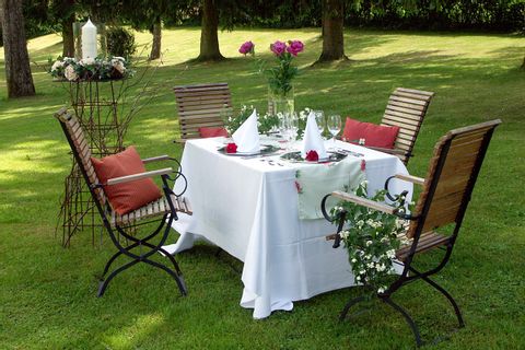 schön gedeckter Tisch im Garten des Rosenthaler Hofes