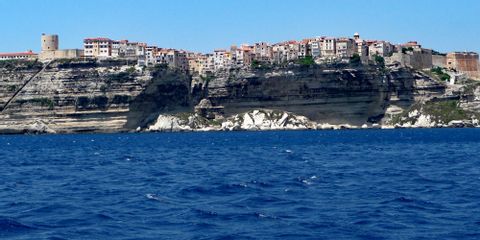 Blick auf die bewohnte Bucht Bonifacio in Sardinien